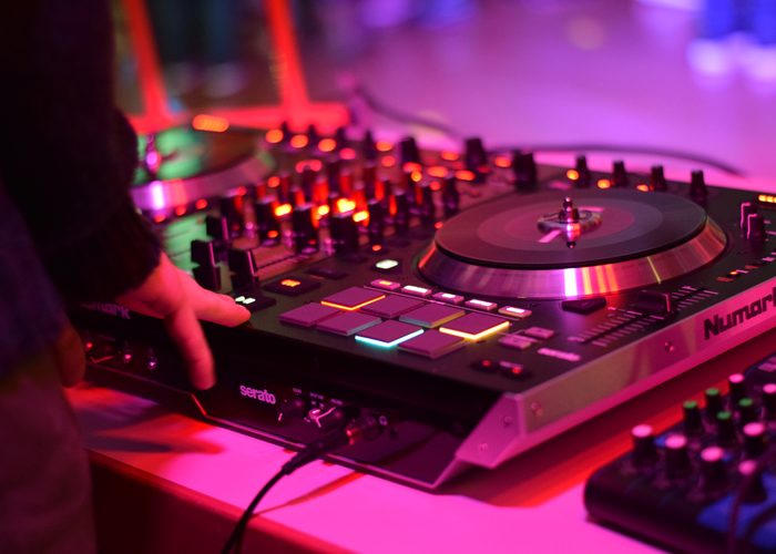 DJ-Controller mit farbigem Bühnenlicht