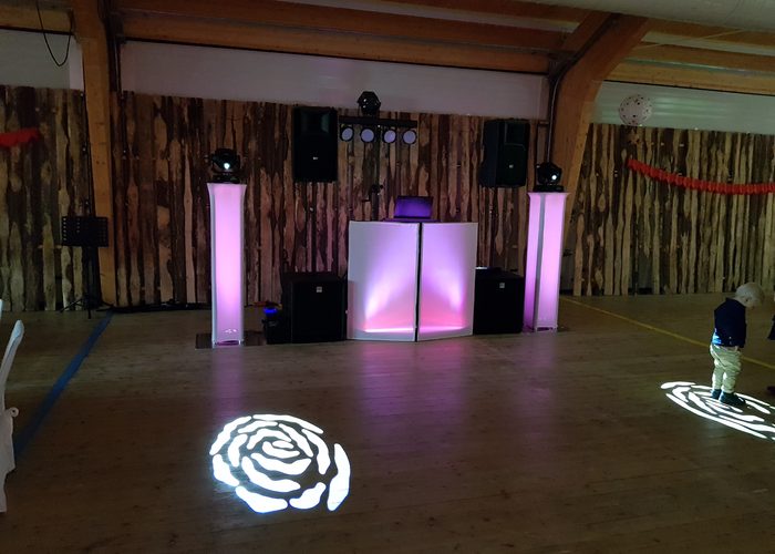 DJ-Anlage in einer Festhalle für ein Schützenfest